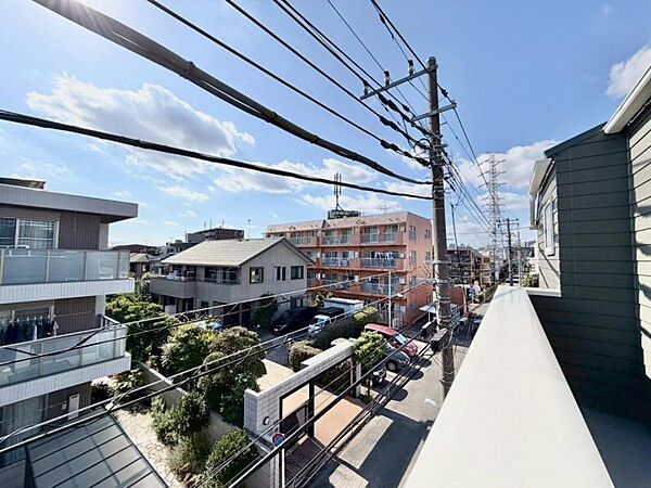 青い空が映えるホワイトカラーのバルコニーを南と西に設置。時間により干す場所を変え、洗濯物を効率良く乾かせます。ふと外を見た時に気持ちを高揚させてくれる開放感も魅力的です。