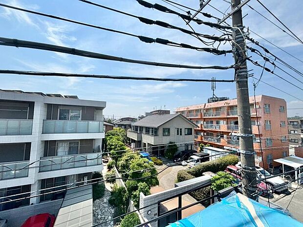 青い空が映えるホワイトカラーのバルコニーを南と西に設置。時間により干す場所を変え、洗濯物を効率良く乾かせます。ふと外を見た時に気持ちを高揚させてくれる開放感も魅力的です。