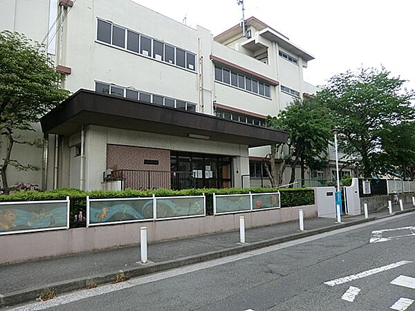 川崎市立臨港中学校　570ｍ
