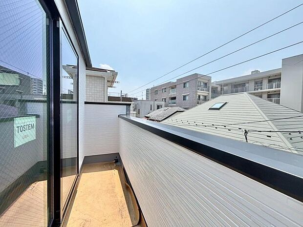 落ち着いた街並みに位置する新築戸建。