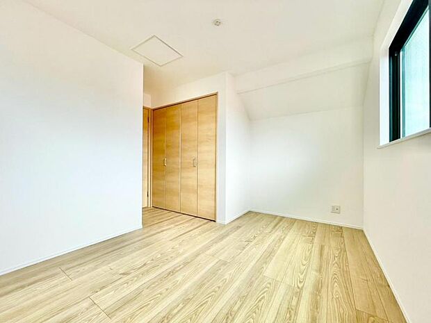 過ぎ行く時間をゆったりと感じることができる落ち着いたお部屋。リビングで楽しく過ごした後はプライベートな時間を満喫できます。静かな環境でリラックスタイムをスタートさせてください。