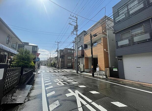 住宅街の為、余裕を持って駐車することができます。