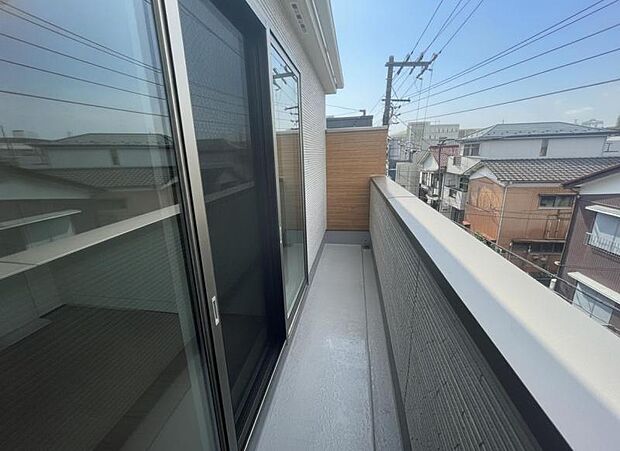 2階と3階にそれぞれバルコニーがございます。