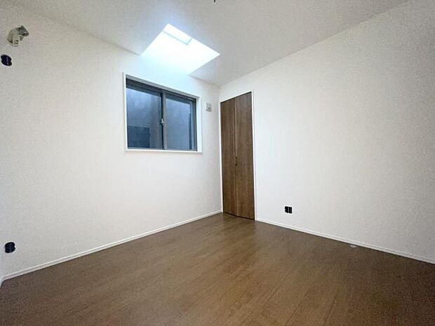 3階の3部屋のうち2部屋に天窓がついており、採光を確保することができます。