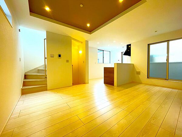 家族が集まるリビングイン階段を採用。部屋の形もL・D・Kが使い分けやすい形を採用しております。
