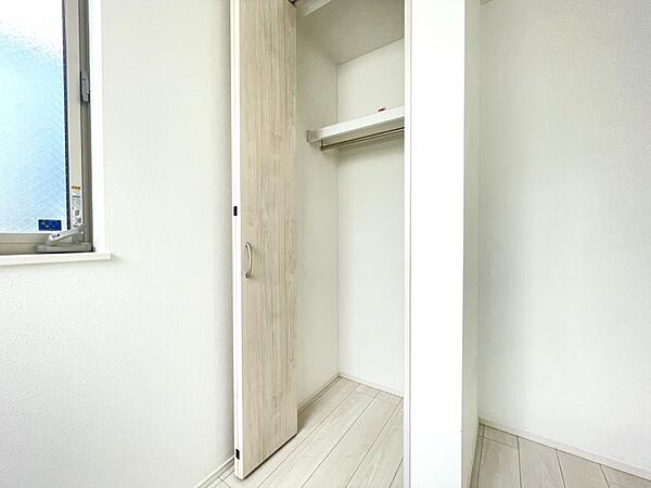 空間を利用した収納。一人分のものであれば収納サイズとして丁度良いです。