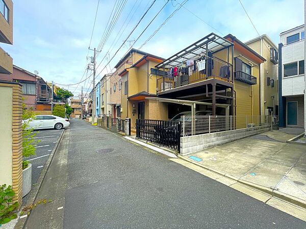 前面道路は住居者以外頻繁には利用しない落ち着いた通りとなっております。小さなお子様がいるご家庭も安心できる道路です。