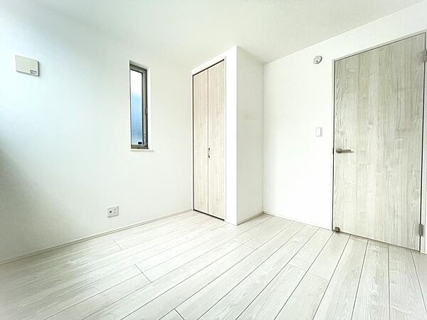 2面採光のとれた明るい居室です。