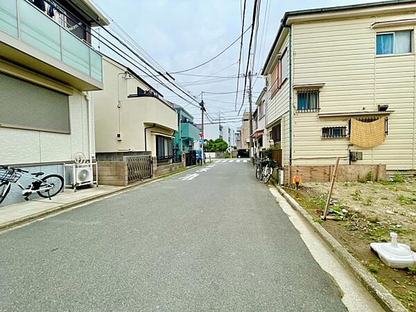 前面道路は見通しが良く、車の出入りもスムーズです。