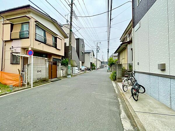 前面道路は整備されており、快適な住環境です。