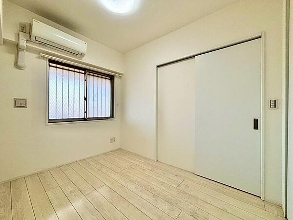 住まう方自身でカスタマイズして頂けるようにシンプルにデザインされた室内。自由度が高いので家具やレイアウトでお好みの空間を創り上げられます。