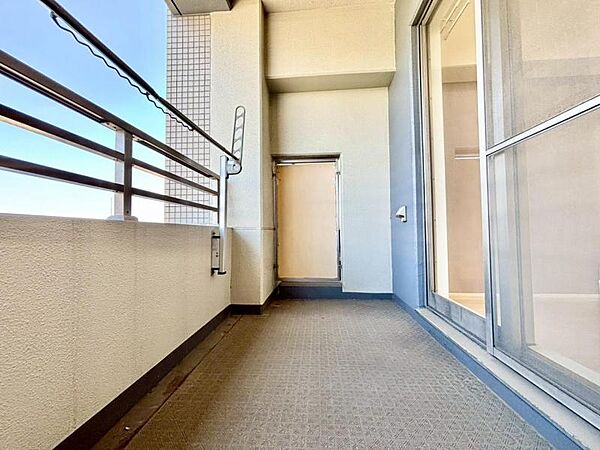 陽の光に照らされるバルコニーを、爽やかな涼風が吹き抜けていきます。心を落ち着かせ開放してくれる眺望が今日も家族を包み込みます。