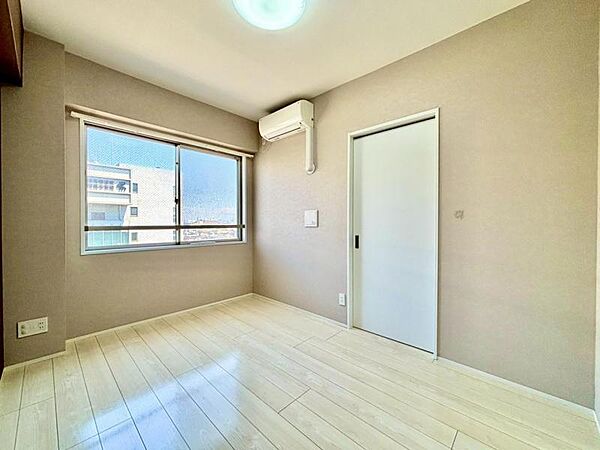 一日の疲れをいやしてくれる主寝室。時を忘れて過ごす場所として過ごせるお部屋です。窓からたっぷりと陽光が注がれる明るい空間は家族の成長に対応できる永住仕様の間取り。