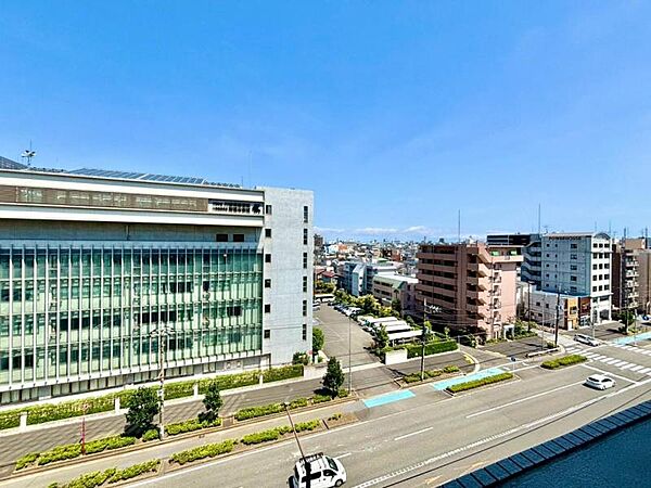 青いキャンパスに描かれた未来。この街に移り住み、この街で過ごす私たちの未来は、きっとこの雲のようにいろいろな形の幸せへと変わり、溢れるほど運んで来てくれることでしょう。