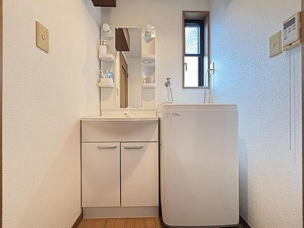 空間を効率的に利用し収納スペースを確保。一日の始まりと終わりを美しく演出します。