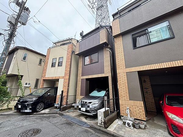 住まいの中に豊かな光を、デザインされた窓からの採光が照らし出す空間、作り手の拘りと空間設計の妙が見せるクオリティ