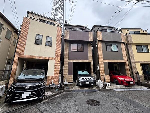 陽射しとともに、少しずつ装いを変える街の景観から、星空が地上に映りこむかのような夜景のきらめきまで、この街ならではの美しい風景とここから紡がれる物語。