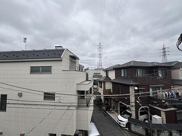 風の通り道。舞い込んでくる風が優しく躍り、室内に爽やかな空気を運んでくる。そこに季節の息吹を感じて、いまがどんな季節なのかを実感する。