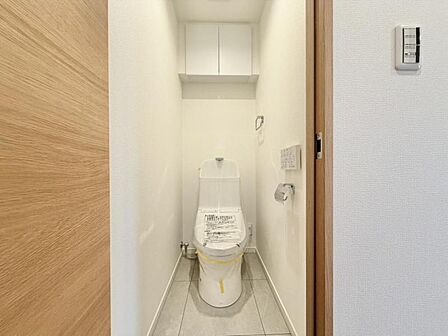 収納付きで、トイレットペーパーや掃除道具もすっきり収納できます。