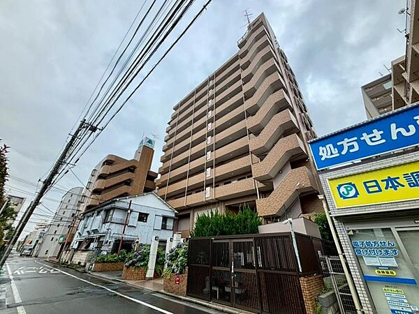 爽やかな青空の下に贅沢なほどに降り注ぐ陽光、豊かな居住性とクオリティが見事に調和した住空間は住まうことの喜びを感じさせてくれます。
