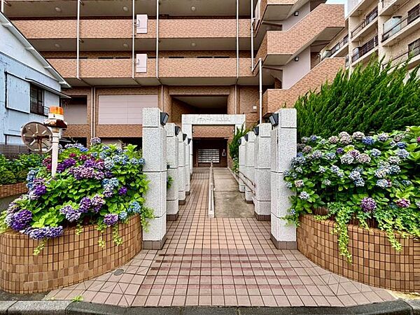 外と内をつなぐエントランスは、まさに顔となる場所。シンプルながらも格調高い雰囲気を漂わせて上質な空間を作り出します。満ち足りたプライベートシーンへと誘う気品がありますね。