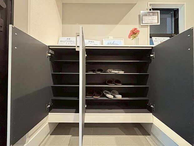 玄関にある大きな収納は、ベビーカーを入れるも良し、お子様の汚れたおもちゃをしまうも良し、パパのゴルフバッグを置くも良し、ママの靴をたくさん置いてもまだまだ余裕たっぷりです。
