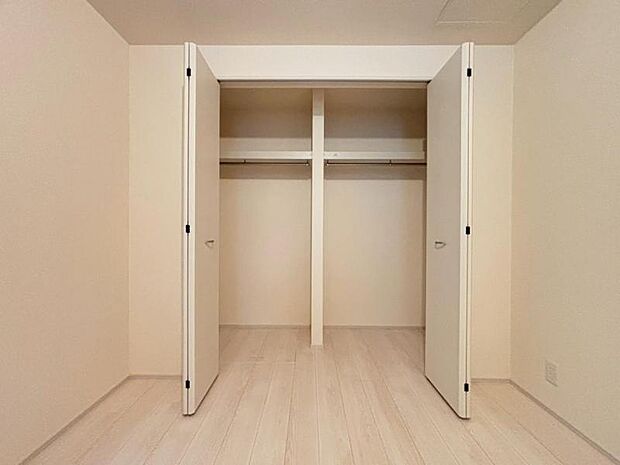 各部屋に備えられたクローゼット。普段使わないものを全部しまってしまえば、お部屋の空間をたっぷり使うことが出来ます。