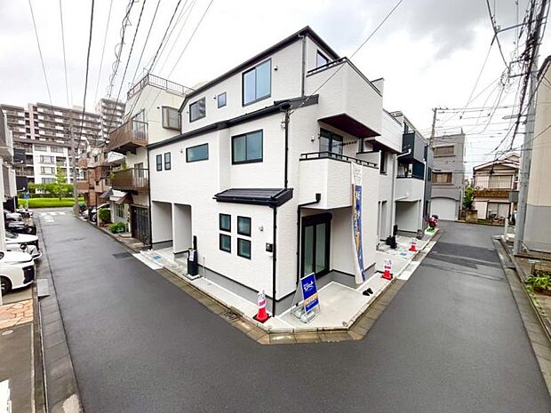 それぞれ独特の顔を持つあなただけのお住まい。各棟によって暖かい日差しの入り方・見え方も違うお住まい。実際の日当たりや現地の雰囲気もご確認くださいませ。