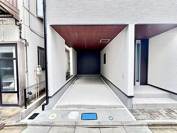 玄関につながる駐車スペースなので重い荷物の出し入れの負担を最小限に抑えられます。小さなお子様も安心・安全の乗り降りができますし、水栓も備え付けられていますので敷地内で洗車ができるのも嬉しいですね。