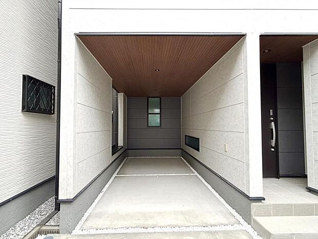 玄関につながる駐車スペースなので重い荷物の出し入れの負担を最小限に抑えられます。小さなお子様も安心・安全の乗り降りができますし、水栓も備え付けられていますので敷地内で洗車ができるのも嬉しいですね。