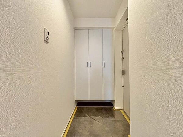 上質感漂う玄関と廊下。居住者の帰り、訪れる方を優しく迎える・安らぎに満ちた生活空間を予感させる。健やかな暮らしを楽しめそう 。