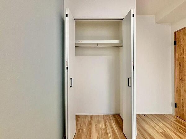 クローゼットは棚やハンガーパイプが付いた使いやすい設計。収納BOXなどもスッキリ収納できます。普段使わない季節用品やトランクなど、大きなものもラクラク収納できます。