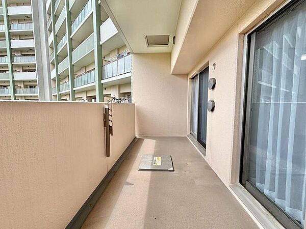 風の通り道。舞い込んでくる風が優しく躍り、室内に爽やかな空気を運んでくる。そこに季節の息吹を感じて、いまがどんな季節なのかを実感する。