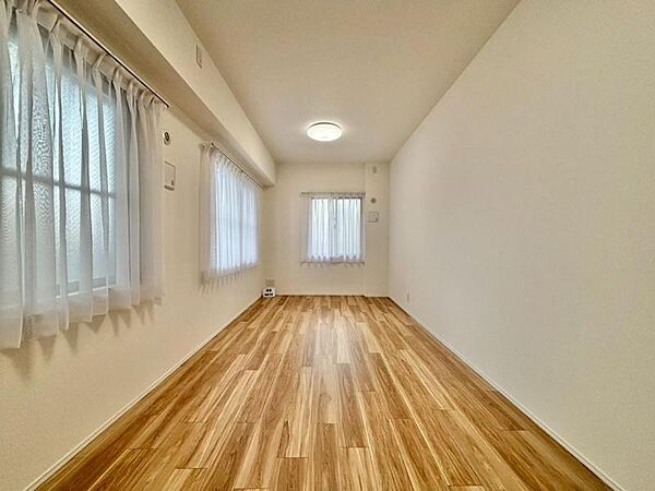 一日の疲れをいやしてくれる主寝室。時を忘れて過ごす場所として過ごせるお部屋です。窓からたっぷりと陽光が注がれる明るい空間は家族の成長に対応できる永住仕様の間取り。