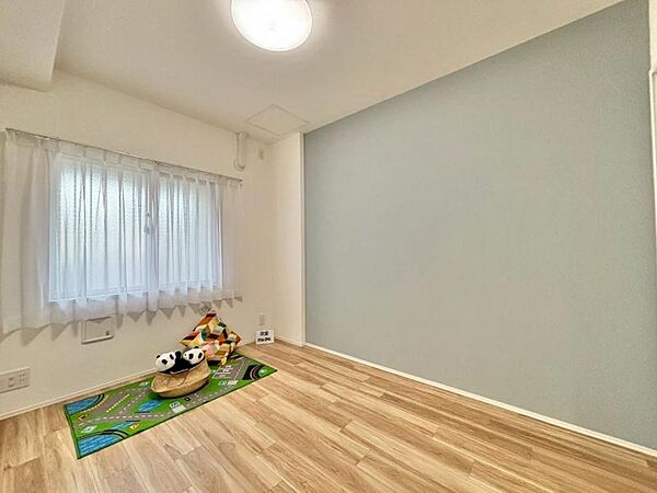 過ぎ行く時間をゆったりと感じることができる落ち着いたお部屋。リビングで楽しく過ごした後はプライベートな時間を満喫できます。静かな環境でリラックスタイムをスタートさせてください。