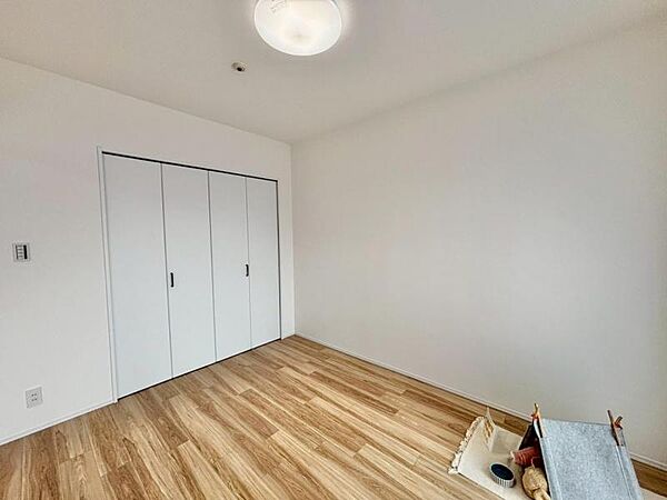 住まう方自身でカスタマイズして頂けるようにシンプルにデザインされた室内。自由度が高いので家具やレイアウトでお好みの空間を創り上げられます。