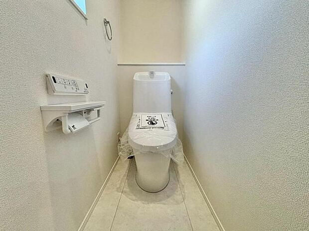 広々としたトイレ空間で、圧迫感を感じることなく快適に使用できます。