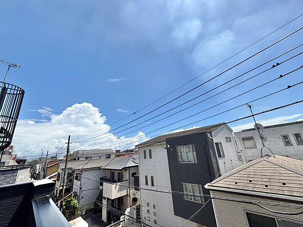 周囲の自然が一望でき、穏やかな時間を楽しめる眺望です。
