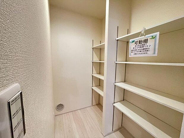キッチン奥のパントリー。すべて可動棚となっており、サイズに合わせて効率よく収納できます。