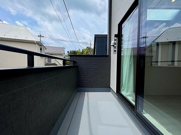 主寝室からつながるワイドバルコニー。南向きで洗濯物もしっかり乾きそうなバルコニーです。