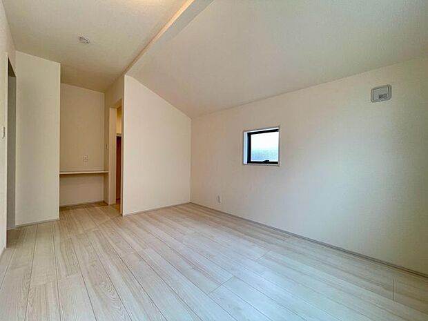 ワークスペースのついた6.8帖の居室。お子様部屋としてもよし、お仕事部屋たとしてもよしの使い勝手の良い居室です。