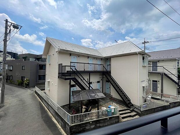 南側には同じような2階建てが建ち並び、陽当たりも確保されております。