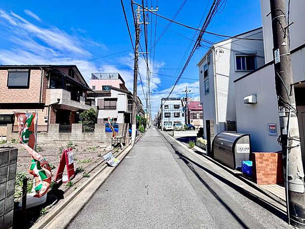 開放感のある前面道路です。