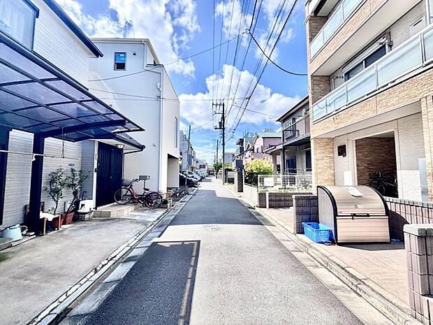 車の往来が少ない前面道路で、小さなお子様のいるご家庭にも安心感があります。