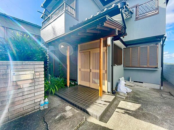 毎日気持ちよく出入りできる、明るく開放的な玄関です。