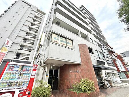 周辺の街並みに溶け込む、落ち着いた外観。