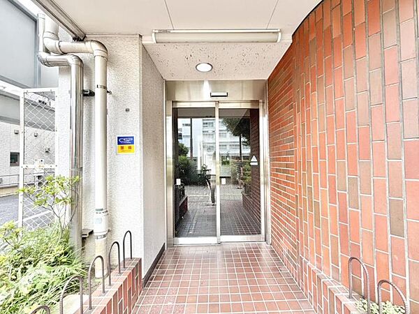 清潔感のある明るいエントランスが、毎日の帰宅を心地よく迎えてくれます。