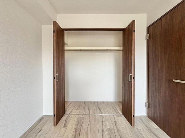 使い勝手の良い収納が豊富で、物が多くてもスッキリ片付けられます。