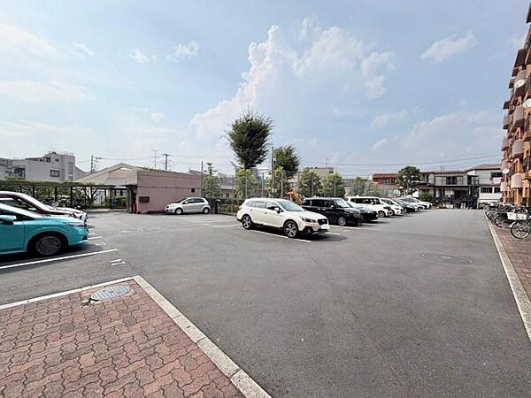 車の出し入れもスムーズな使い勝手の良い駐車スペースです。