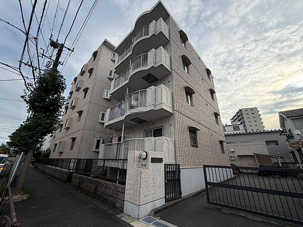 窓からたっぷりと陽光が注がれる明るい住まい。ご家族の成長に合わせてお住まい頂ける仕様の間取り。日々の疲れを癒してくれる主寝室。お子様も自分のお部屋でお勉強など出来るお部屋のご用意もございます。